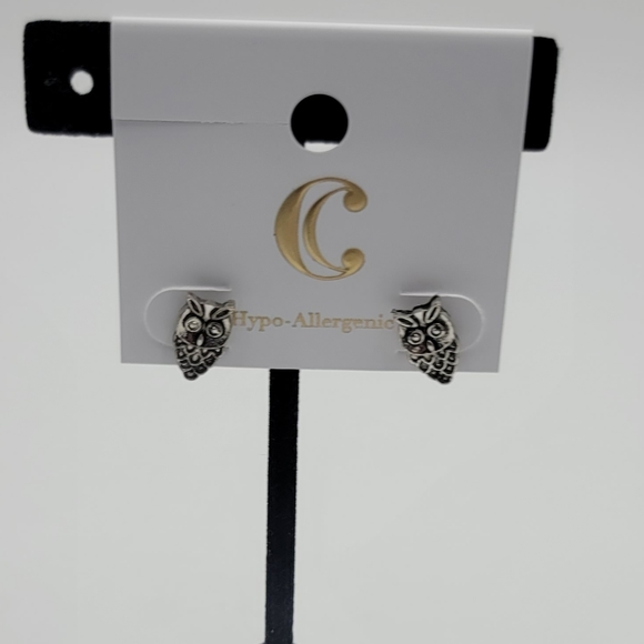 Hypoallergenic silver owl dainty earrings - Picture 2 of 4